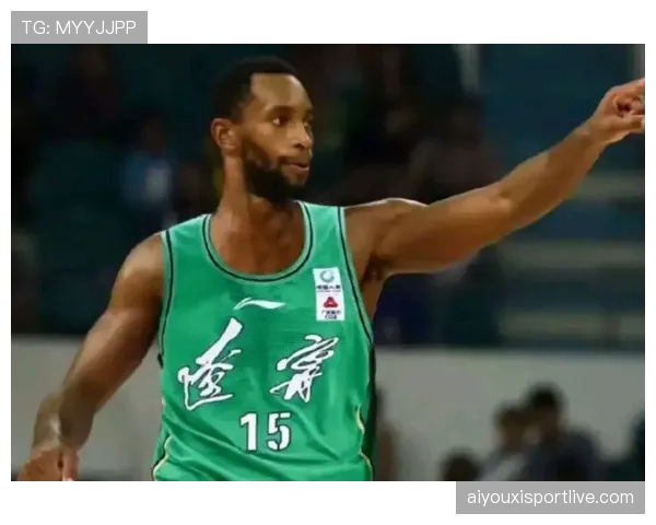 “郭士强指导请求暂停,紧急布置对弗格的包夹防守策略” “郭士强指导请求暂停,紧急布置对弗格的包夹防守策略”